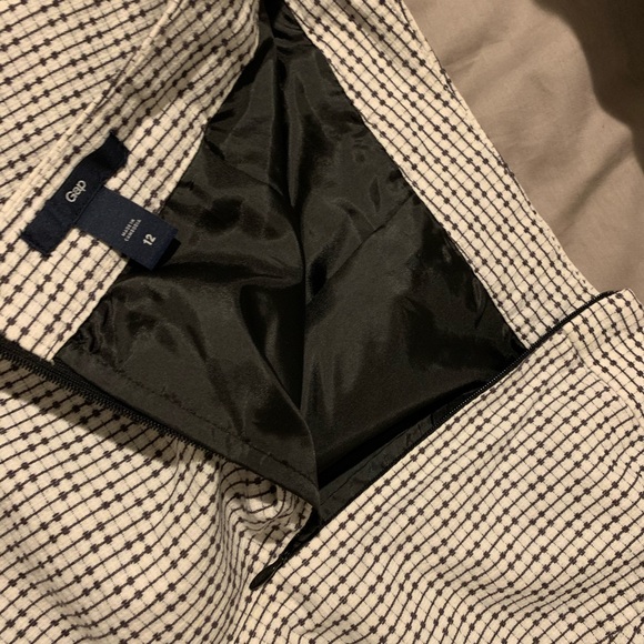 Gap skirt gently used - Picture 3 of 3